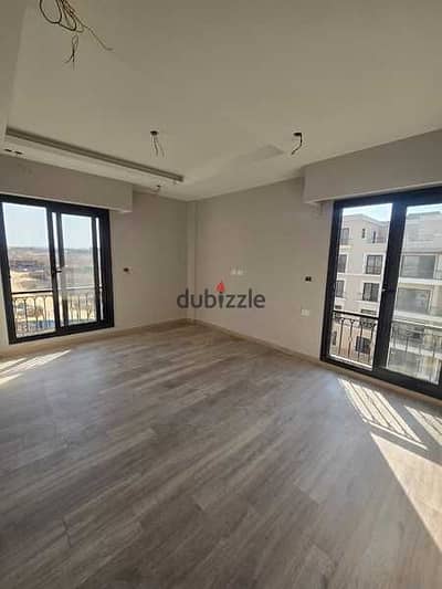 شقة للايجار متشطبة بالمطبخ و التكيفات غرفتن و 2 حمام 123م اول سكن فيلدج ويست في الشيخ زايد بالقرب من القرية الذكية و هايبر وان و زيد كمبوند