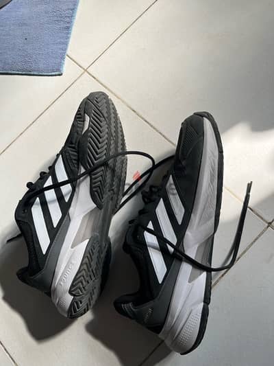 لسرعه البيع  Adidas shoes size 45.5 حذاء اديداس مقاس ٤٥. ٥