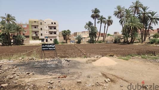 أرض مباني ٤٢٩ متر امام مزلقان دراو مباشرة. علي الأسفلت