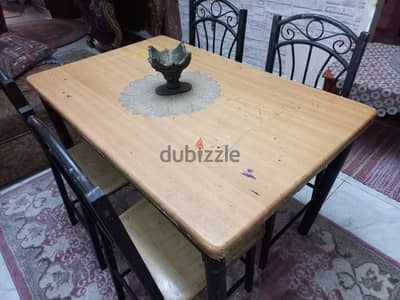تربيزة وأربع كراسي للبيع