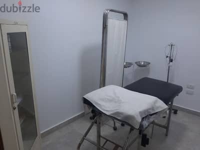 للبيع أجهزة ومعدات ومستلزمات وفرش عيادة كامل تخصص نساء وولادة.