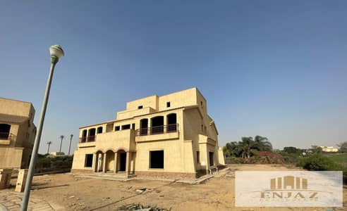 فيلا للبيع في مدينتي بمساحه ( 1750 م ) نموذج القصور على جولف مباشره بالقرب من كلاب هاوس 8 نوم مع بزمنت خاص