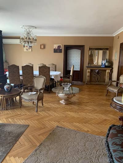For sale, a duplex villa of 290 m in Maadi, a prestigious and unique location, super lux with an unspoiled front.