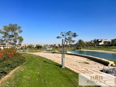Own the largest villa model directly on the lakes, 1183m², 7 bedrooms, steps away from the Four Seasons