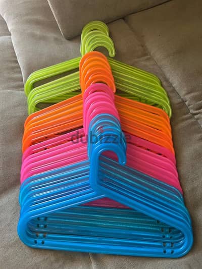 ٢١ شماعه ملابس IKEA استعمال خفيف ٥٠٠ جنيه