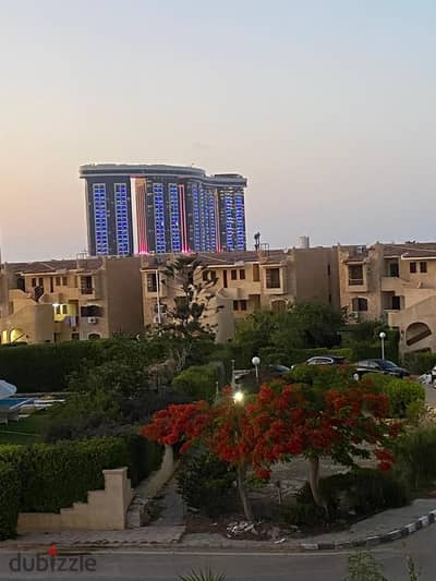 للبيع شاليه  دور تاني مارينا ٧   ١٦٥ متر فيو مفتوح يرى ابراج العلمين