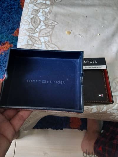 محفظة Tommy اصلي جديدة لم تستعمل بالعلبة