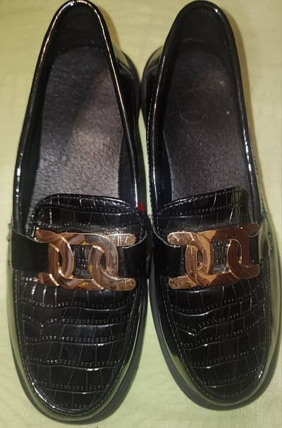 Girl's black shoes