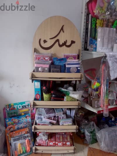 ستاند خشب محمل للمكتبات ومحلات الميكب
