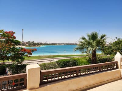 فيلا للبيع  فى مارينا 7  اول صف بحيره رمليه من الامام  تالت صف بحر من الخلف