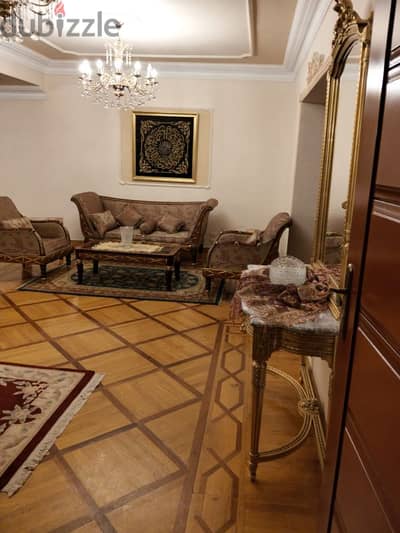 شقة 350م مساحة فيلا فى عمارة شيك على الشارع الرئيسى من النادى الأهلى
