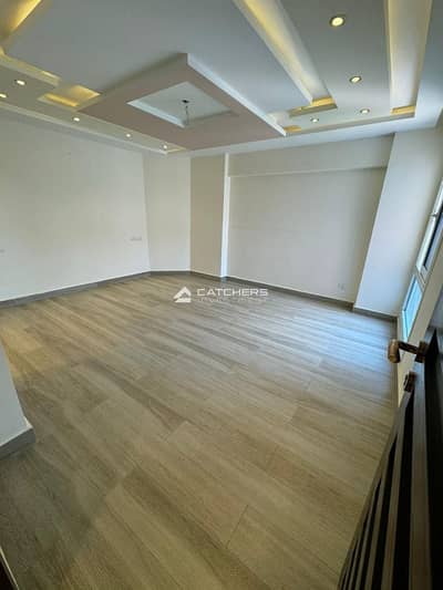Last 3-bedroom apartment for sale, immediate occupancy, fully finished, with a panoramic view of green spaces in Studa Sheraton Compound, next to Cair