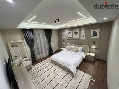 اول سكن شقه 3 غرف  مفروشه بالكامل  جاهزة لسكن موقع مميز فيو جاكرندا مع جراج خاص فى ايستاون سوديك Eastown