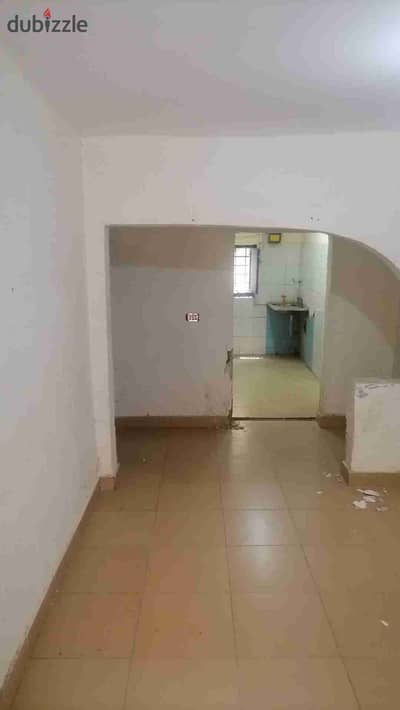New law apartment in Maadi, close to the metro and Union Square, an upscale and very quiet street, ground floor, private entrance, two rooms, living room, bathroom, kitchen, natural gas.