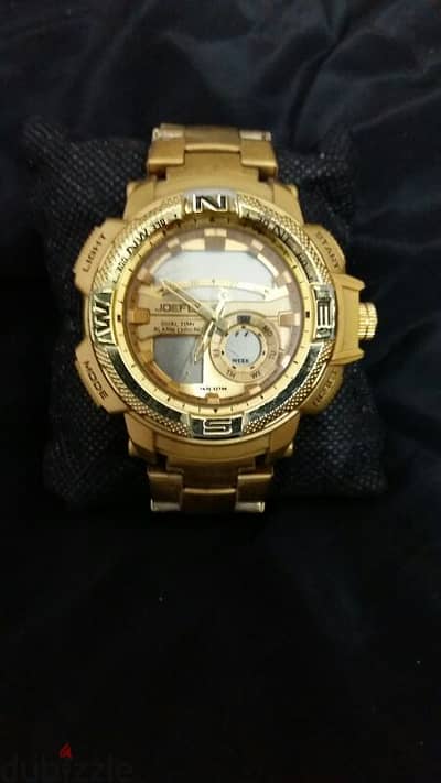ساعة G - Shock ذهبية مقاومة للماء شكل فخم وعملي استعمال خفيف 300ج فقط
