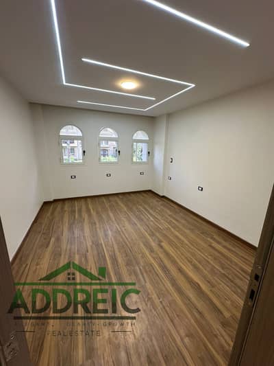 - A bargain for sale. 107 m and a garden (40 m) in the best phases B10. A bargain apartment with luxurious hotel finishing, a wide garden view, consis