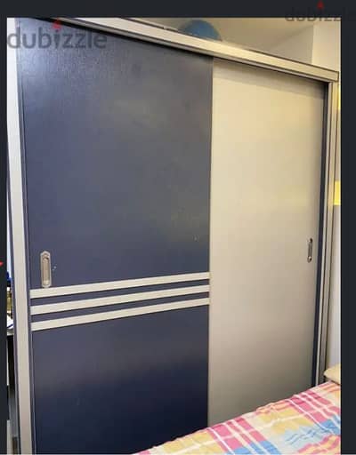 دولاب غرفة نوم كالجديد تماما 180× 64 سم cupboard as newو تسريحة بمراية