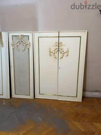 دولvintage footed Pontromoli closet . 5 panels دولاب خمس ضلف برجلً