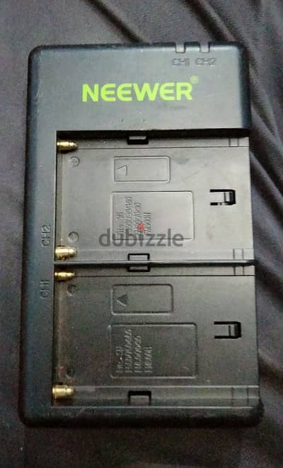 شاحن البطارية المزدوج من NEEWER
