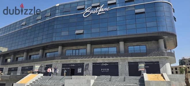 مكتب 55م Eastlane mall علي شارع التسعين الجنوبي متشطب بالتكيفات استلام فوري