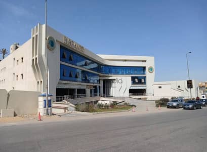 عيادة طبية جاهزة ومفروشة بالكامل للإيجار  في مول الجنتري - موقع حيوي