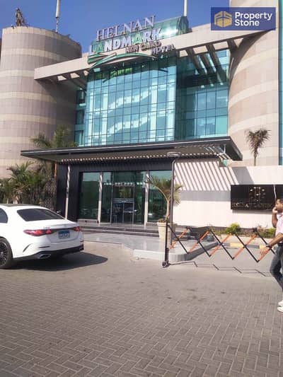 مكتب اداري ايجار 200 متر مفروش او فاضي بفندق هيلنان اند مارك لوكيشن ممتاز ع التسعين الجنوبي مباشر