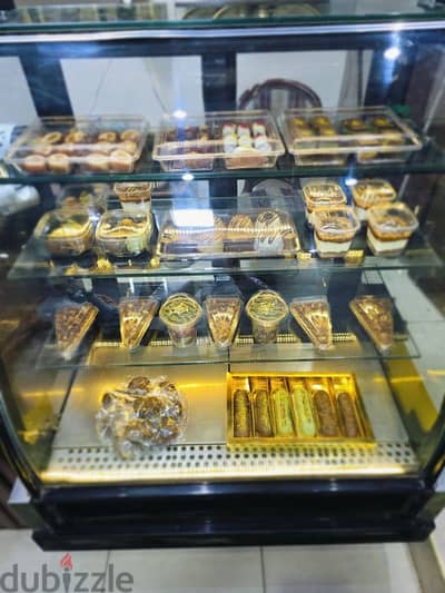 ثلاجة عرض حلويات