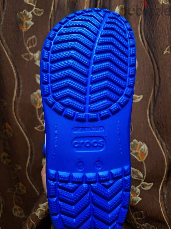 blue crocs 1