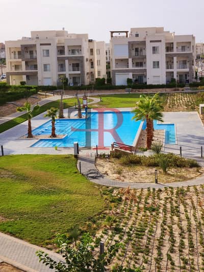 شاليه للبيع مباشر على حمام السباحة مفروش بالكامل في امواج الساحل الشمالي