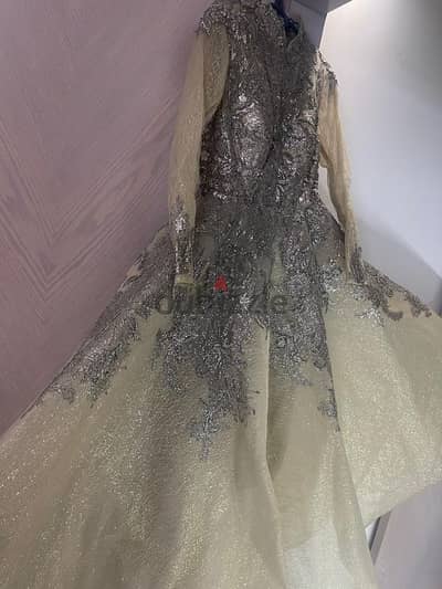 فستان سواريه خطوبه او زفاف للبيع