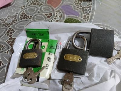 عدد ٣ اقفال ٢كبير وواحد وسط