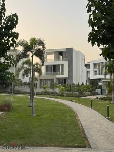 Detached villa for sale in Joulz Compound, opposite New Giza. Area 487 meters, 4 bedrooms, and 2 rooms for the nanny and driver.