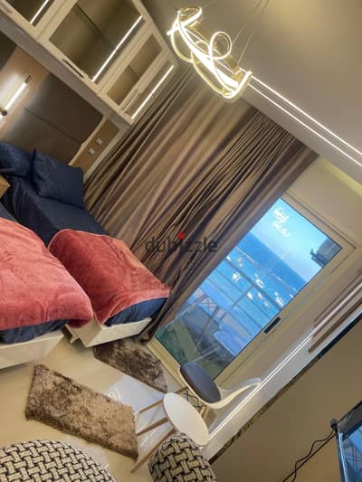 Studio apartment for rent, first row on the beach in Miami, next to Bir Masoud. Hotel-style furnishings, air conditioning, Wi-Fi.