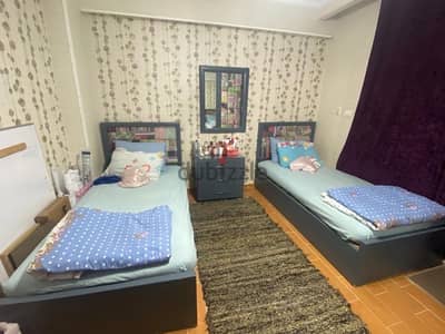 غرفة نوم مكونة من ( سريرين ، دولاب ، مكتبين، تسريحة )