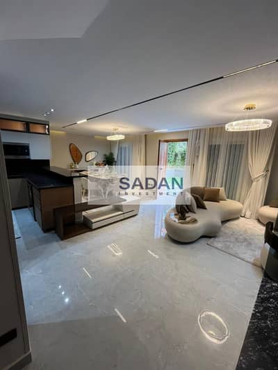 Duplex for sale, ready to move (furnished, equipped with appliances and air conditioning) in the heart of New Cairo, opposite Hyde Park.