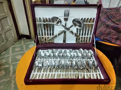 شنطة معالق جديدة للبيع تحتوي علي عدد 75 قطعة