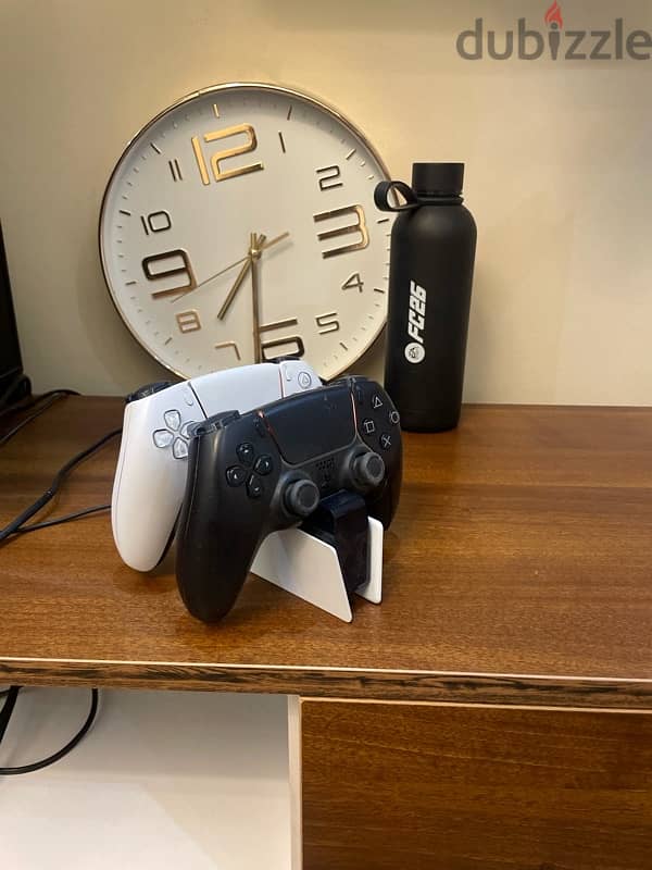 playstaion 5,2 controllers and a charging station 1