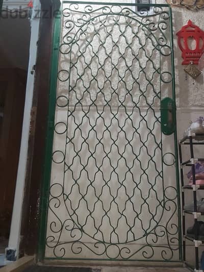 باب حديد لشقة بحاله ممتازه. . طول 211. . . عررض96