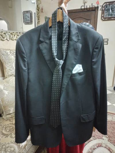 بدلة سوداء كالجديدة تماما ماركة Guy Laroche مقاس ٥٤
