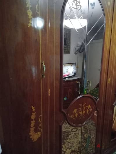 غرفة نوم كبيرة للبيع كلها سليمة معادا الدولاب في سوس