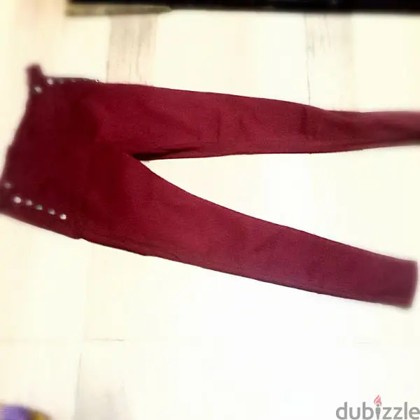 Nuevos pantalones ajustados color ciruela – Material cómodo y diseño distintivo