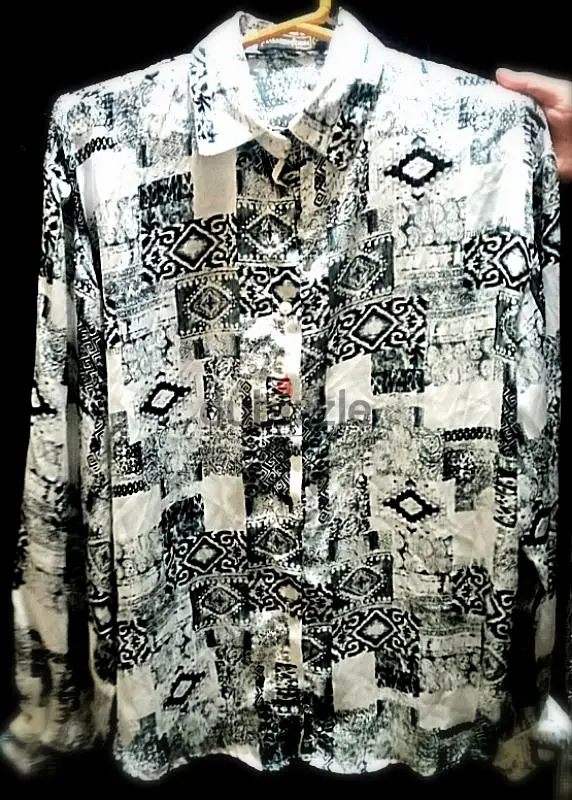 Camisa artística de estilo patchwork en blanco y negro – Diseño distintivo y apariencia única