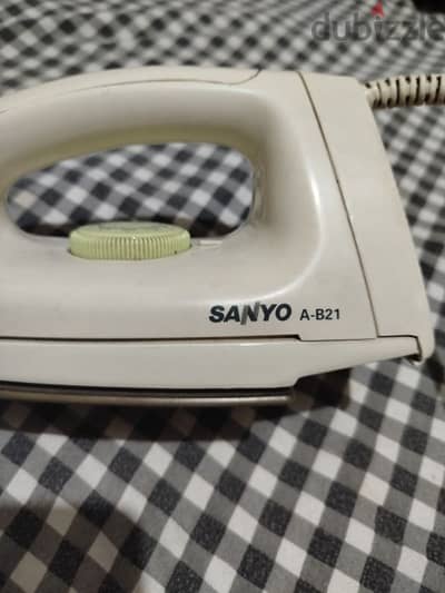 مكواه ملابس ماركة SANYo 1100 وات