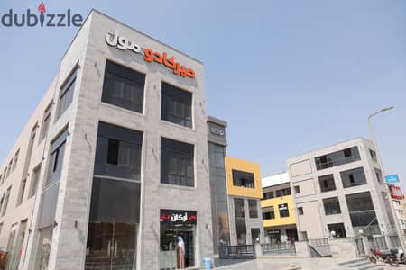 محل تجاري للبيع بعائد ايجاري 10% بميركادو مول في مدينة الشروق