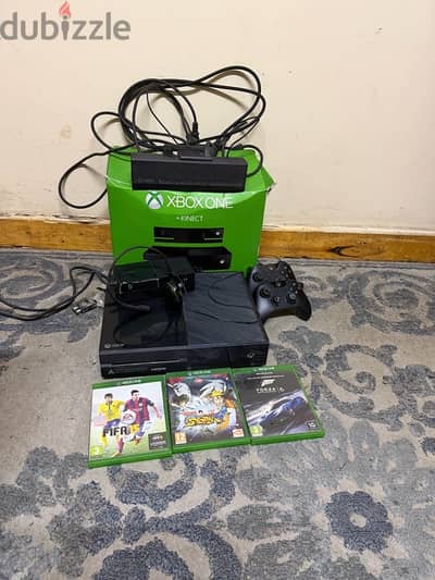 Xbox 1 بحالة ممتازة معاه ٢ يد شحن و بطارية و Kinect