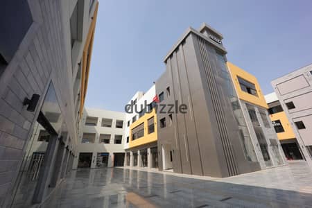 محل تجاري بواجهة مميزة جاهز للتشغيل للبيع في مدينة الشروق