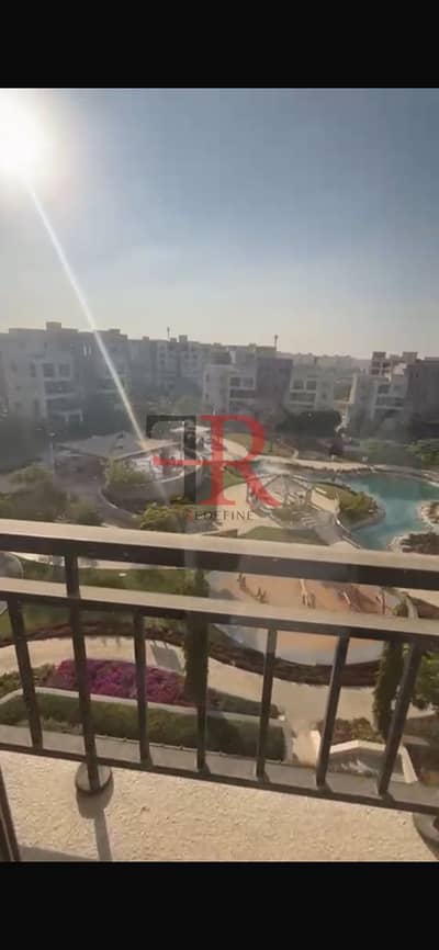 شقة شبه مفروشة مع مطبخ وتكييف  بإطلالة على البحيرة للإيجار في سي إف سي - القاهرة الجديدة