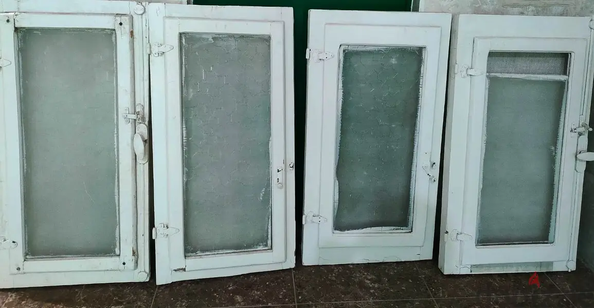 2 شباك خشب سلك و زجاج مقاس 90×90 بحالة ممتازة بدون حلق