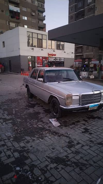 مرسيدس بنز 200 1976