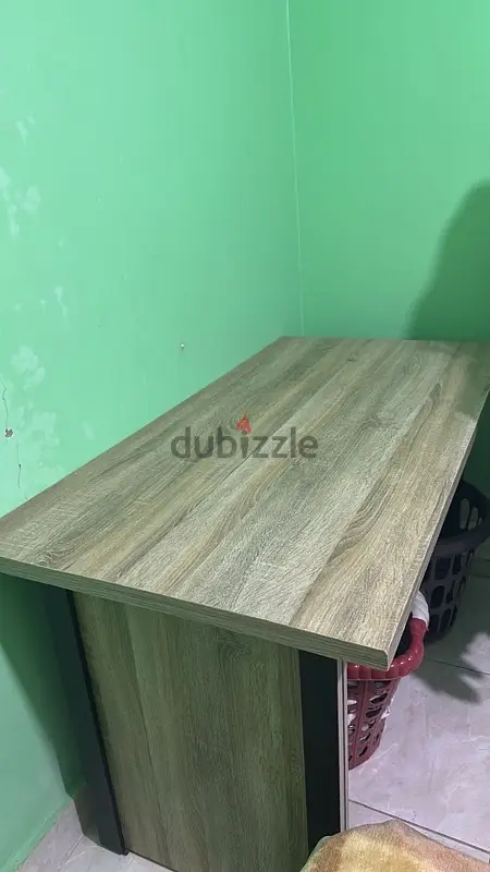 طاولة مكتبية مع كومدينا